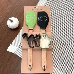 Rae Dunn. Spatula & Cutter Set for Halloween.